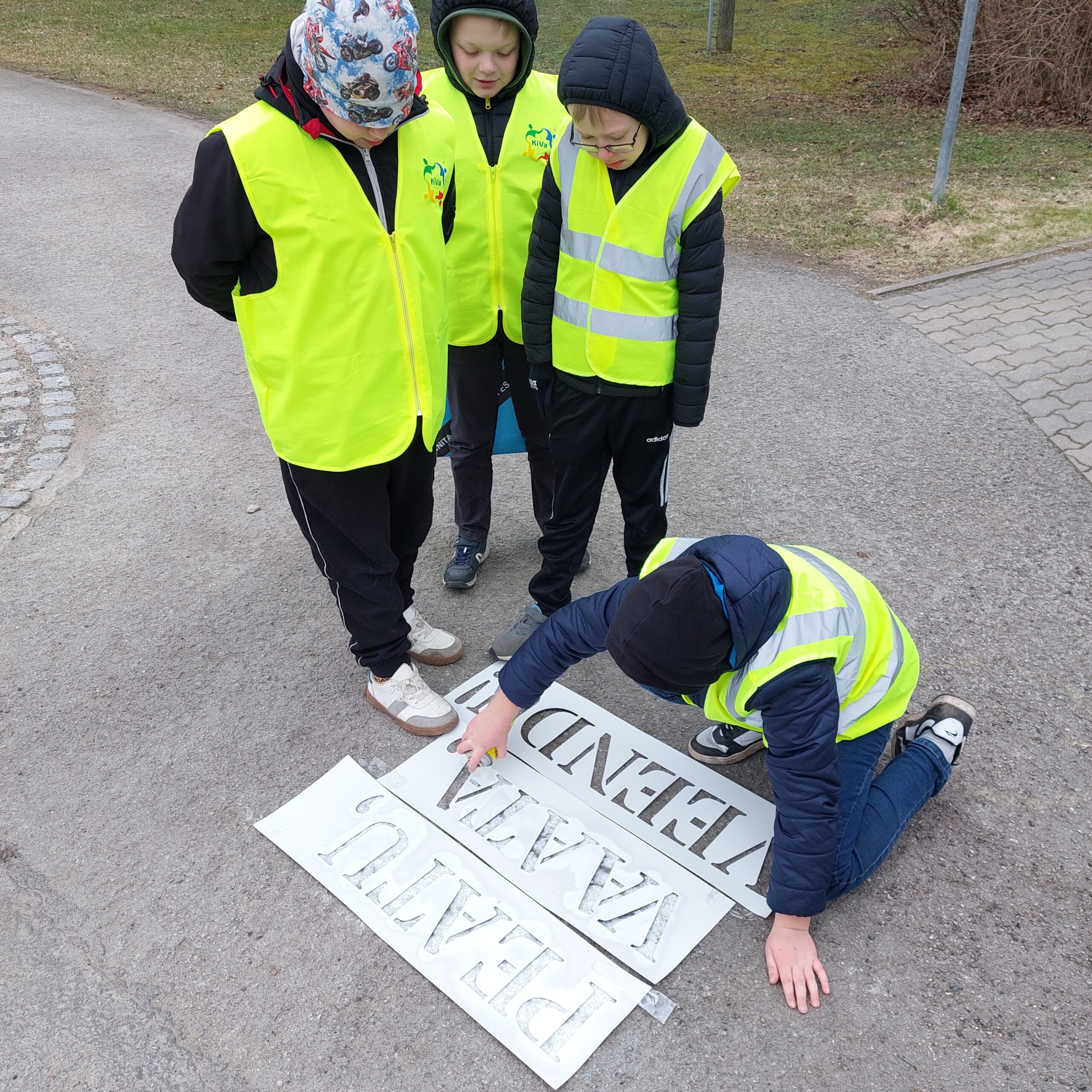 4. klassi õpilased osalesid Transpordiameti liiklusohutusalases projektis “Peatu, vaata, veendu!”. Huvijuht Laura abiga markeeriti Roosna-Allikule ülekäiguraja 